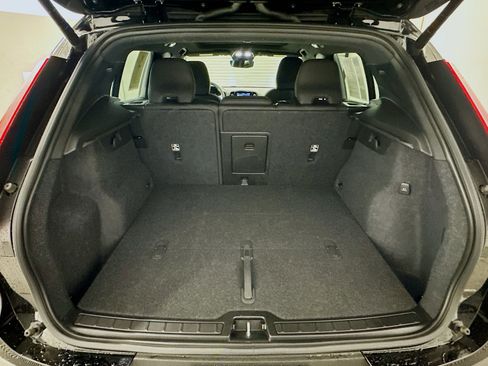 Used 2022 Volvo XC40 P8 Recharge Plus image 31