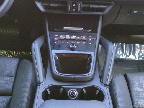 Used 2025 Porsche Cayenne image 17