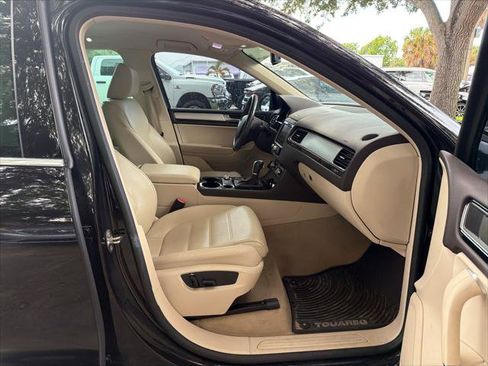 Used 2015 Volkswagen Touareg Sport AWD/4WD image 19