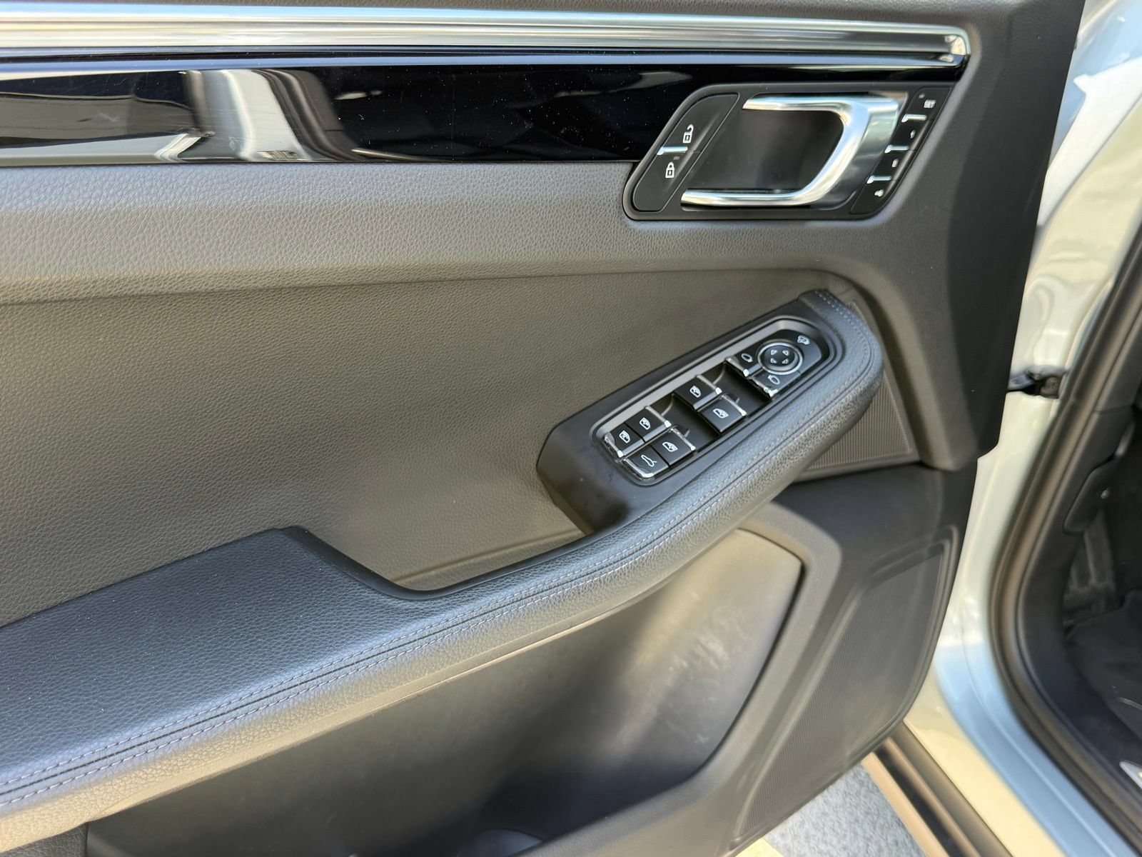 Used 2023 Porsche Macan S AWD/4WD image 22