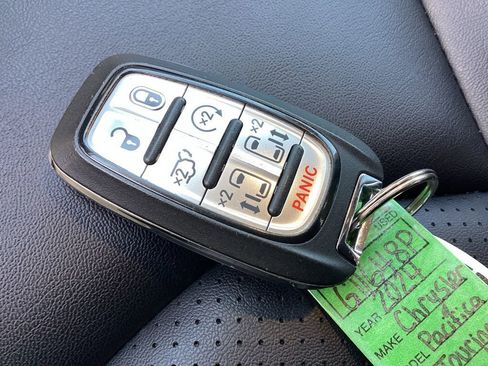 Used 2024 Chrysler Pacifica Touring-L image 38