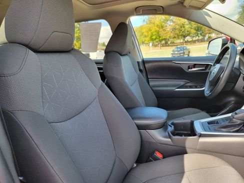 Used 2022 Toyota RAV4 XLE image 19