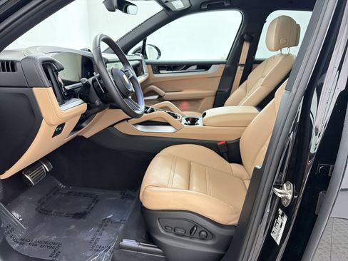 Certified 2025 Porsche Cayenne AWD/4WD image 5
