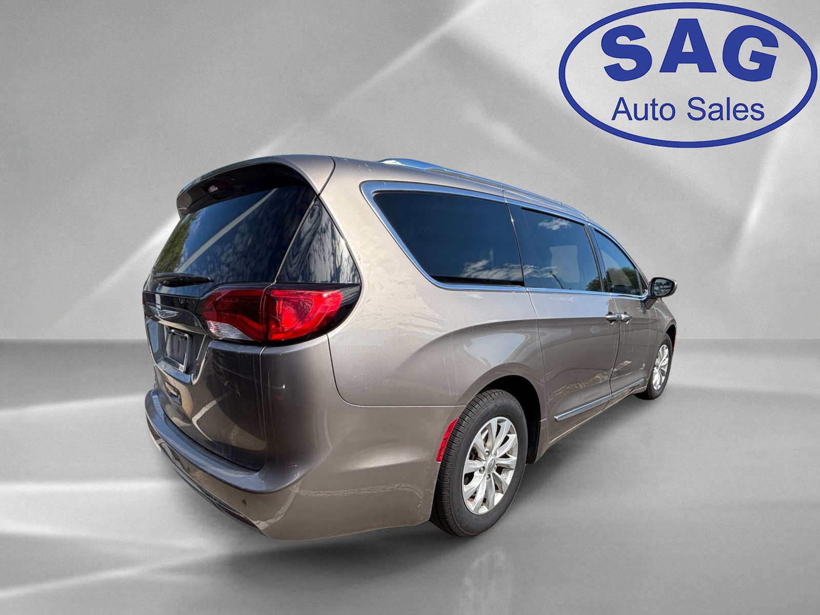 Used 2018 Chrysler Pacifica Touring-L w/ Premium Audio Group FWD image 3