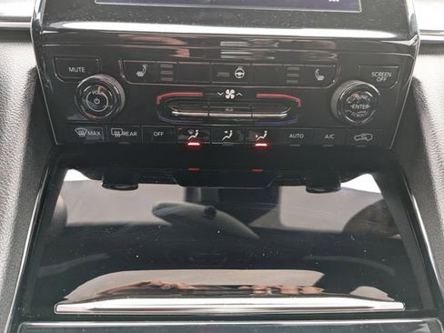 Used 2023 Jeep Grand Cherokee L Laredo image 5