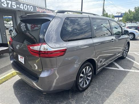 Used 2018 Toyota Sienna XLE w/ XLE Navigation Package AWD/4WD image 4