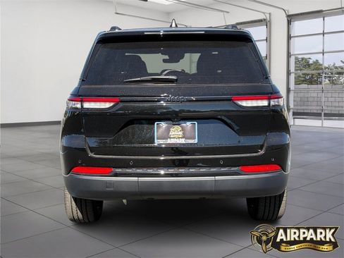 New 2025 Jeep Grand Cherokee Laredo image 5