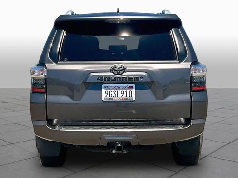Used 2017 Toyota 4Runner SR5 AWD/4WD image 4