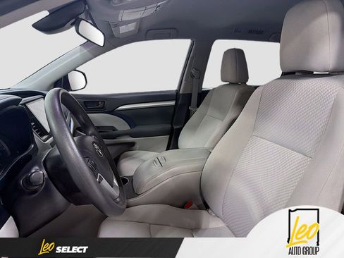 Used 2019 Toyota Highlander LE image 19