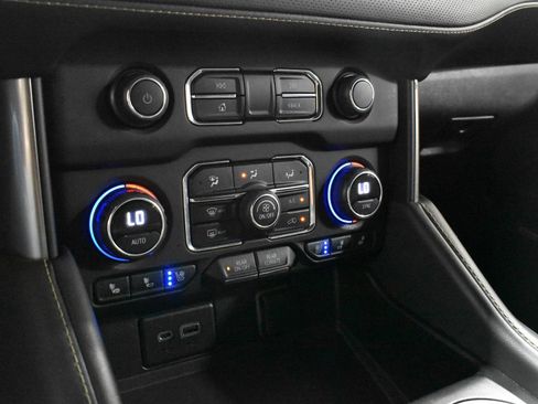 Used 2023 Chevrolet Suburban Premier AWD/4WD image 20