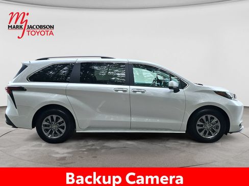 Used 2025 Toyota Sienna XLE FWD image 7