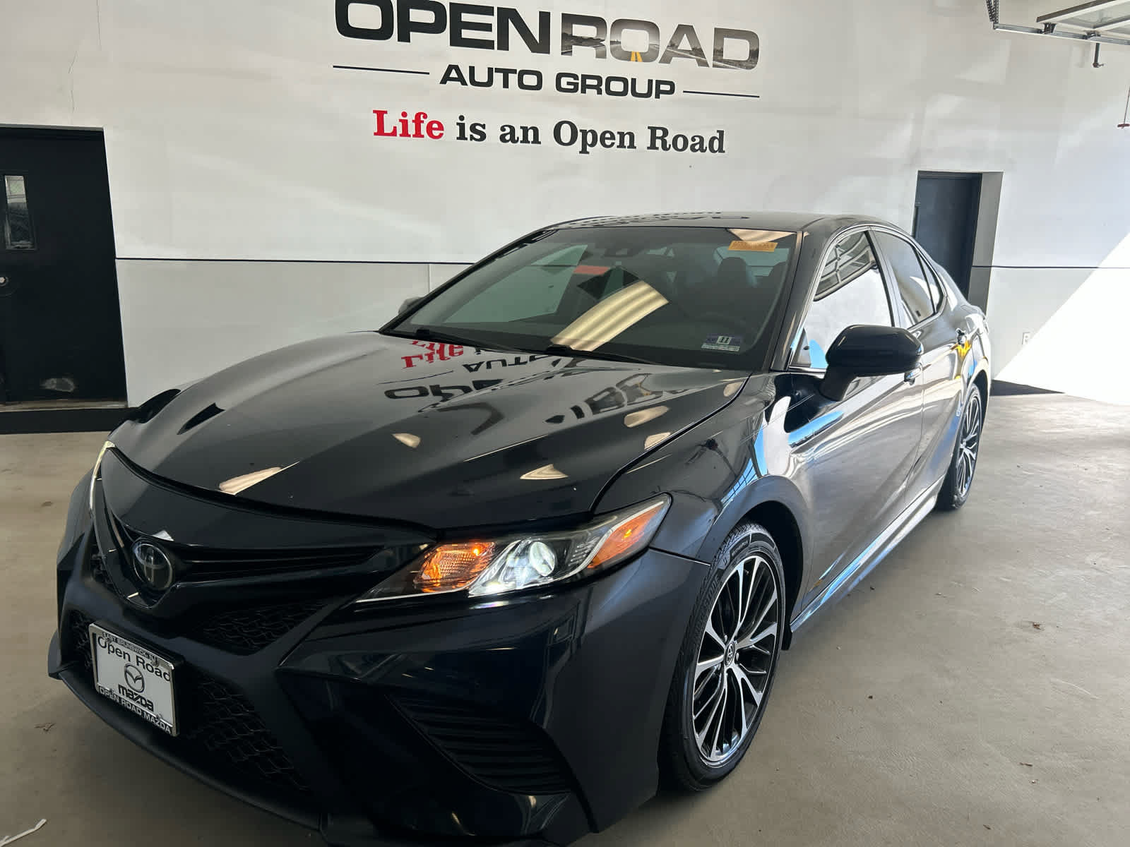 Used 2018 Toyota Camry SE FWD image 2