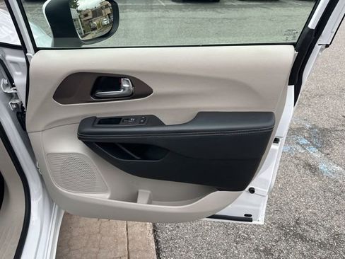 Used 2023 Chrysler Voyager LX FWD image 12