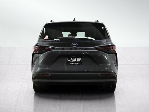 Used 2025 Toyota Sienna XLE AWD/4WD image 5