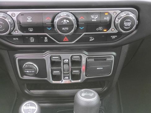 Used 2020 Jeep Wrangler Unlimited Sahara AWD/4WD image 15