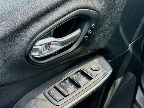 Used 2014 Jeep Cherokee Limited w/ Luxury Group FWD image 20