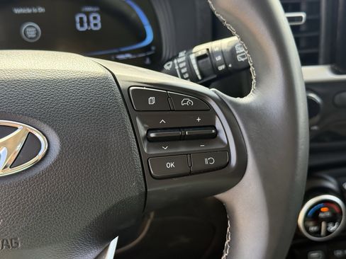 Used 2025 Hyundai Venue SEL FWD image 17