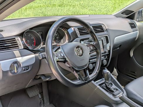Used 2018 Volkswagen Jetta SEL FWD image 4