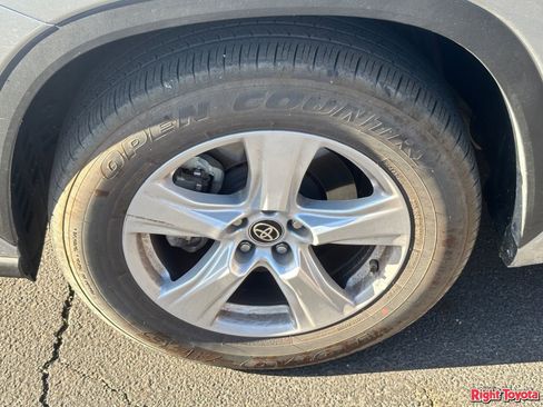 Certified 2025 Toyota Highlander LE FWD image 9