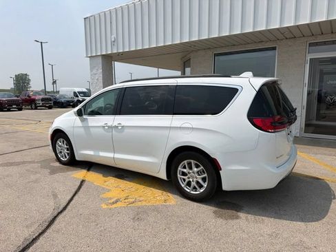 Used 2022 Chrysler Pacifica Touring-L FWD image 5