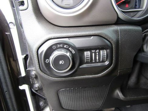 Used 2019 Jeep Wrangler Unlimited Rubicon w/ Dual Top Group AWD/4WD image 22