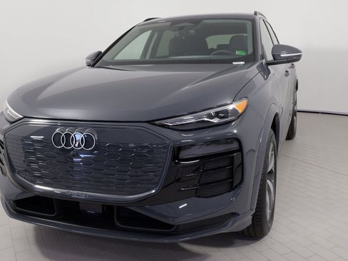 Used 2025 Audi Q6 e-tron Premium image 6