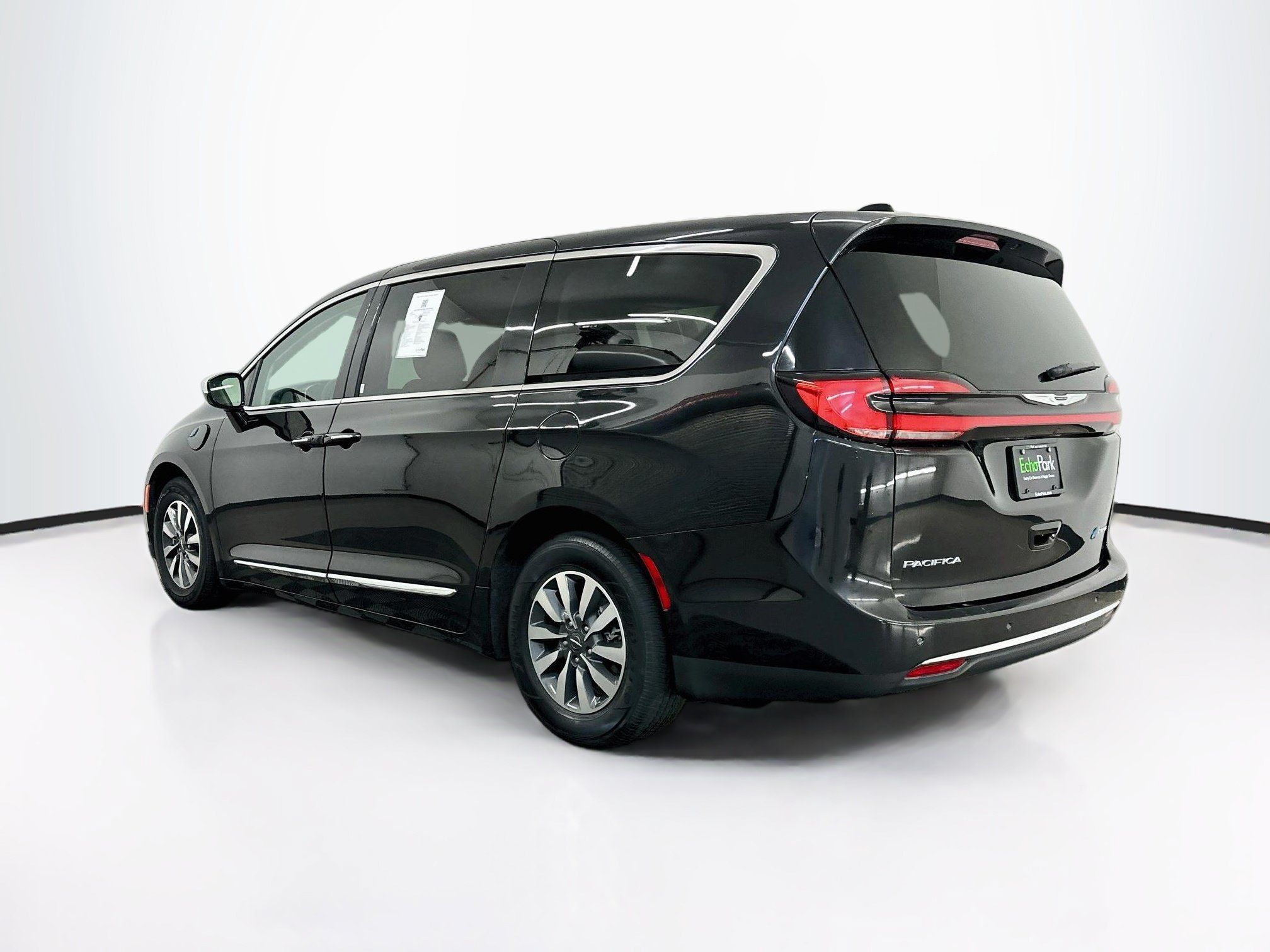 Used 2023 Chrysler Pacifica Limited FWD image 5