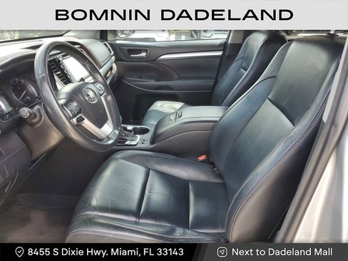 Used 2017 Toyota Highlander SE image 16