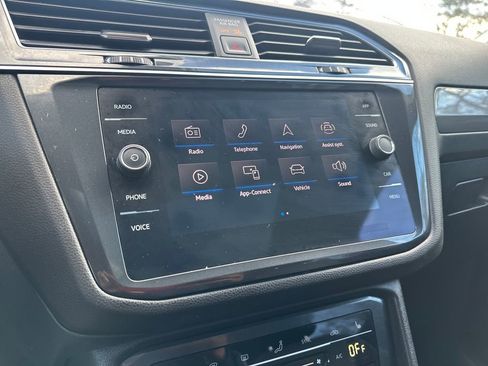 Used 2022 Volkswagen Tiguan SE w/ Panoramic Sunroof Package image 9