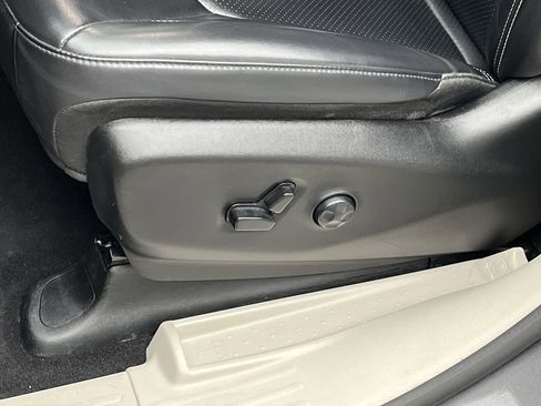 Used 2023 Chrysler Pacifica Touring-L image 9