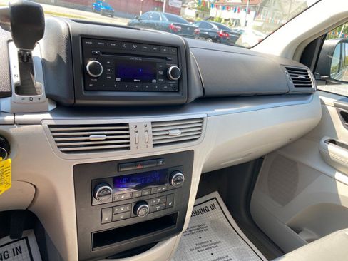 Used 2009 Volkswagen Routan SEL image 17