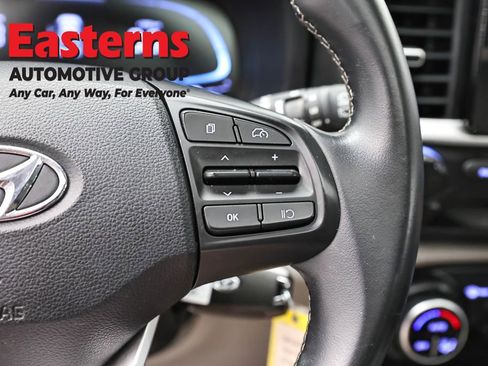 Used 2023 Hyundai Venue SEL image 16