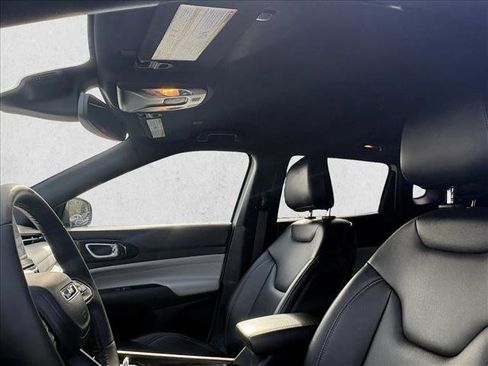 Used 2025 Jeep Compass Limited image 12