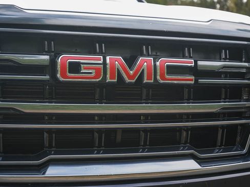 Used 2024 GMC Yukon SLT AWD/4WD image 11