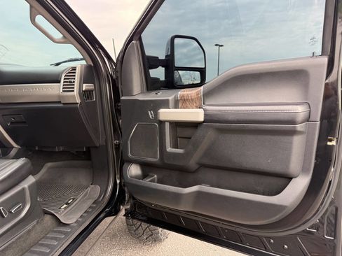 Used 2017 Ford F250 Lariat w/ Lariat Ultimate Package image 16