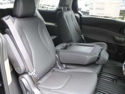 New 2025 Kia Carnival EX image 19