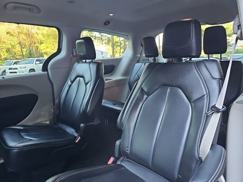 Used 2023 Chrysler Pacifica Touring-L FWD image 13