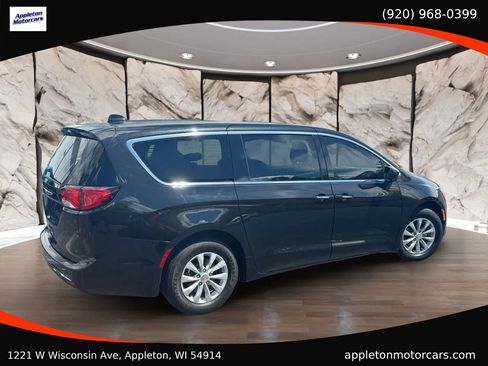 Used 2018 Chrysler Pacifica Touring Plus FWD image 8
