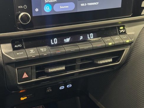 Used 2025 Toyota Camry SE image 33