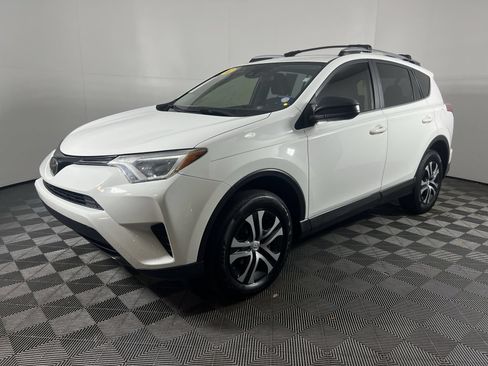 Used 2018 Toyota RAV4 LE FWD image 9