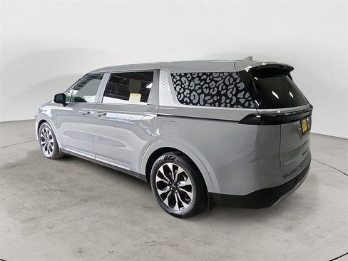 Used 2024 Kia Carnival EX image 3