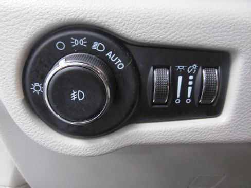 Used 2023 Chrysler Pacifica Touring-L FWD image 32