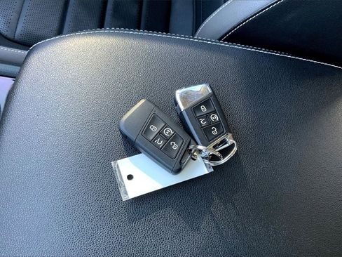 Used 2022 Volkswagen Atlas SEL Premium image 11