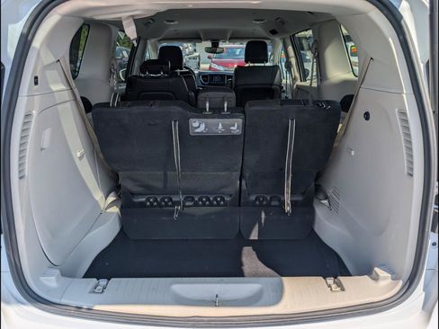 Used 2020 Chrysler Pacifica Touring-L FWD image 20