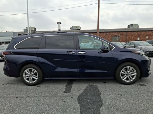 Used 2024 Toyota Sienna XLE w/ XLE Plus Package AWD/4WD image 4