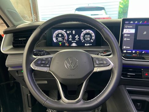 Used 2026 Volkswagen Tiguan SE AWD/4WD image 29