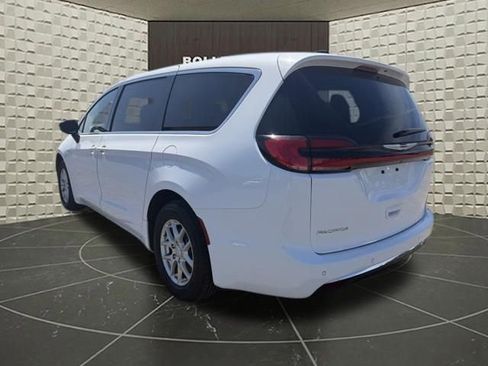 Certified 2025 Chrysler Pacifica Select FWD image 5