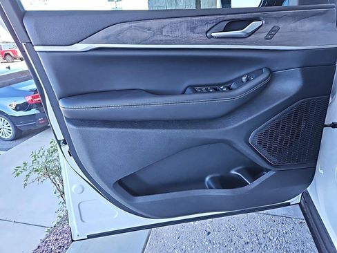 New 2024 Jeep Grand Cherokee L Limited image 18