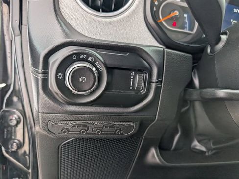 Used 2025 Jeep Wrangler Unlimited Sahara AWD/4WD image 13