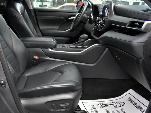 Used 2023 Toyota Highlander XLE AWD/4WD image 51